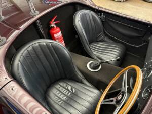 Image 14/17 of AC Cobra 427 (1968)