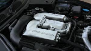 Image 26/50 of Jaguar XKR (1998)