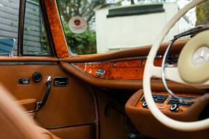 Image 40/57 de Mercedes-Benz 280 SE 3,5 (1971)