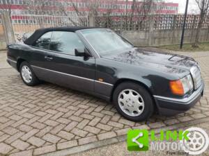 Image 10/10 de Mercedes-Benz 300 CE (1993)