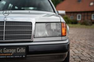 Imagen 4/72 de Mercedes-Benz 250 TD (1991)