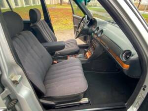 Bild 17/24 von Mercedes-Benz 280 TE (1984)