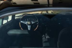 Image 16/50 de Jaguar E-Type (1968)