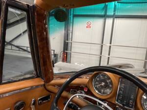 Image 15/26 de Mercedes-Benz 280 SE (1970)