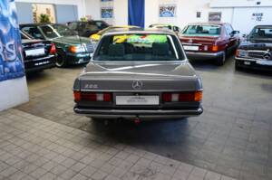 Image 13/36 de Mercedes-Benz 280 E (1982)