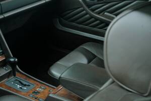 Image 45/50 of Mercedes-Benz 420 SEC (1989)
