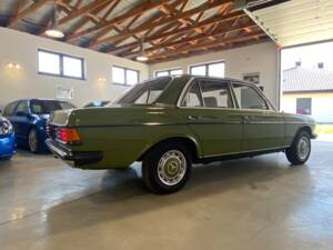Immagine 4/91 di Mercedes-Benz 240 D (1981)