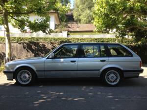 Immagine 38/50 di BMW 325i Touring (1992)