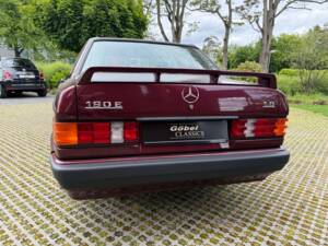 Image 9/40 of Mercedes-Benz 190 E (1982)