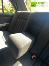 Image 38/48 of Mercedes-Benz E 200 (1991)