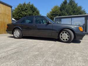 Image 4/23 of Mercedes-Benz 500 E (1992)