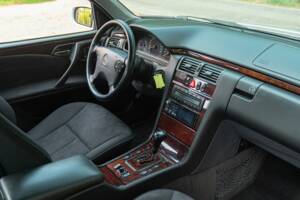 Image 24/50 of Mercedes-Benz E 430 (2000)