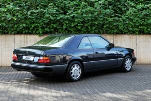 Image 8/63 of Mercedes-Benz 300 CE (1991)