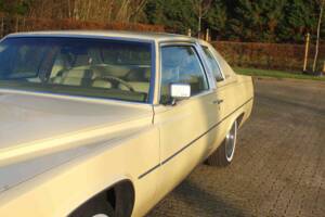 Image 17/56 of Cadillac Coupe DeVille (1977)