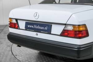 Image 29/50 of Mercedes-Benz 200 (1986)