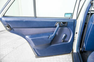 Image 34/50 de Mercedes-Benz 190 D (1985)