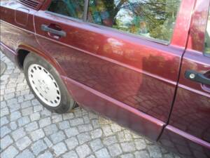 Image 39/137 of Mercedes-Benz 190 E 1.8 Avantgarde &quot;Rosso&quot; (1992)