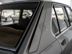 Image 18/25 of BMW 520i (1984)