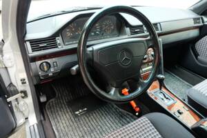 Imagen 16/75 de Mercedes-Benz E 280 T (1994)