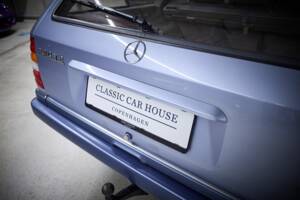 Image 52/100 of Mercedes-Benz 230 TE (1990)