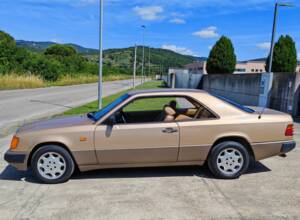 Image 4/42 of Mercedes-Benz 300 CE (1988)
