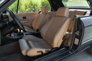 Bild 31/50 von BMW 320i (1989)