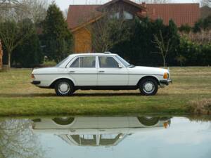 Image 7/34 of Mercedes-Benz 200 (1983)