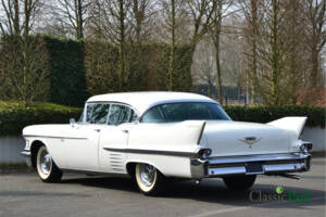 Image 3/50 of Cadillac de Ville Touring Sedan (1958)