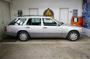 Image 33/36 de Mercedes-Benz E 220 T (1993)