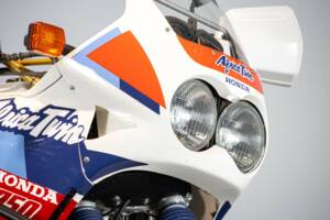 Bild 25/50 von Honda DUMMY (1990)