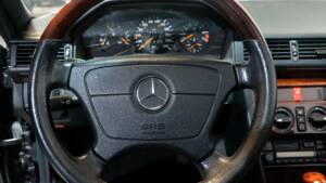 Image 5/30 de Mercedes-Benz E 220 (1995)