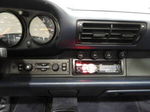 Image 22/51 of Porsche 911 Carrera (1994)
