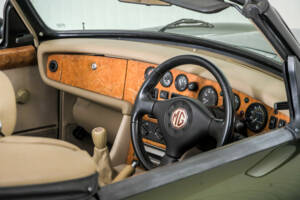 Image 36/50 of MG RV8 (1991)