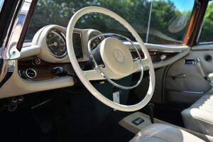 Image 11/17 de Mercedes-Benz 280 SE 3,5 (1971)
