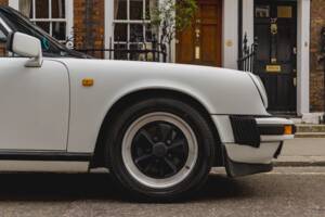 Image 22/33 of Porsche 911 Carrera 3.2 (1988)