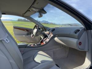 Image 65/89 of Mercedes-Benz SL 500 (2002)