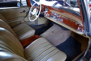 Image 14/17 of Mercedes-Benz 220 SE b (1964)