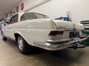 Image 14/18 of Mercedes-Benz 250 CE (1968)