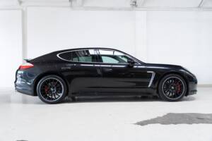 Image 4/31 of Porsche Panamera Turbo (2010)
