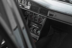Imagen 44/50 de Mercedes-Benz 190 E 2.5-16 Evolution II (1990)