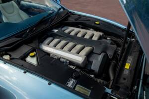 Immagine 14/46 di Aston Martin DB 7 Vantage Volante (2000)