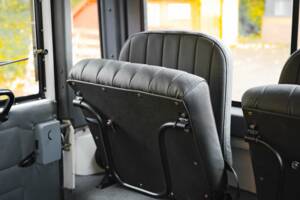 Image 28/41 of Land Rover Defender 90 "50th Anniversary" (1999)