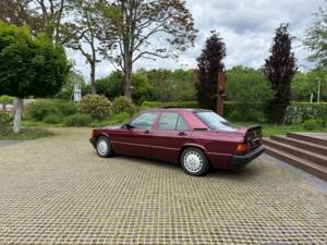 Image 3/40 of Mercedes-Benz 190 E (1982)