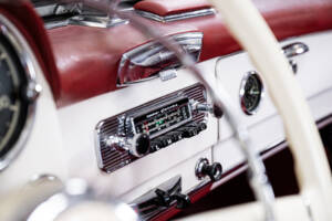 Image 17/35 of Mercedes-Benz 190 SL (1963)