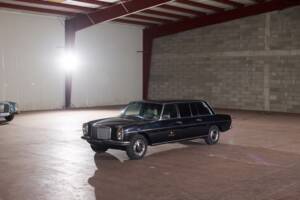 Image 15/64 of Mercedes-Benz 230/6 LWB (1976)