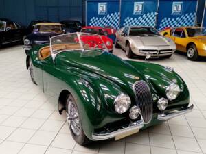 Image 14/57 of Jaguar XK 120 SE OTS (1953)