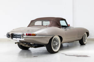 Image 6/35 de Jaguar E-Type (1968)