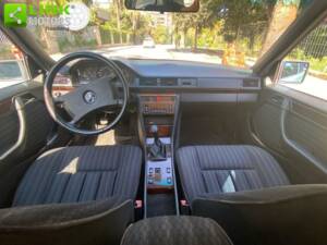 Bild 37/48 von Mercedes-Benz 200 E (1991)