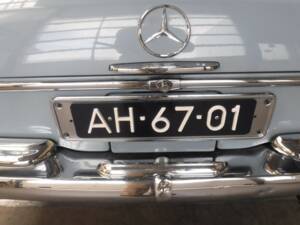 Image 22/50 de Mercedes-Benz 220 SE b (1963)