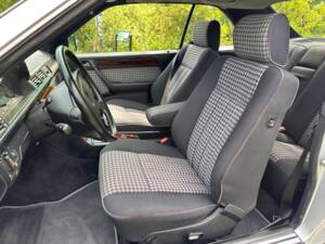 Bild 8/17 von Mercedes-Benz 230 CE (1991)